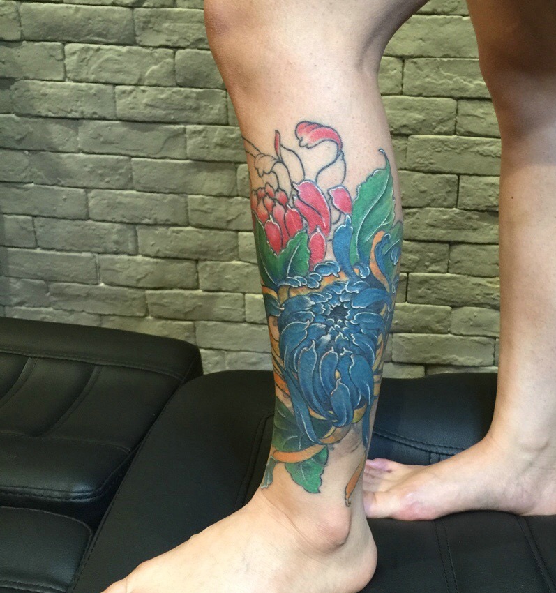 点击大图看下一张：腿部花朵纹身图案青春具有活力