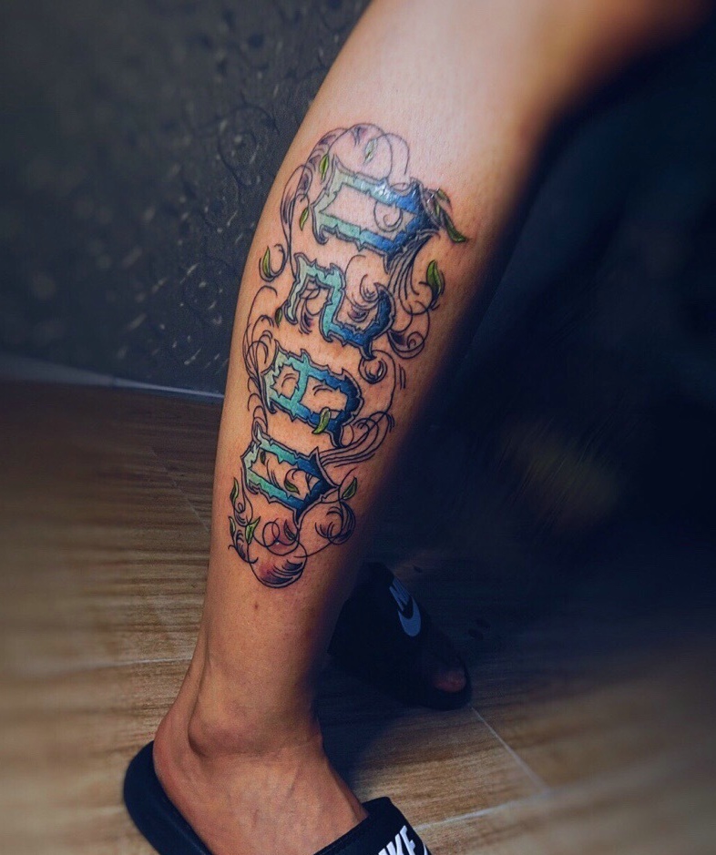 点击大图看下一张：处在小腿部的奇卡诺数字花体纹身刺青