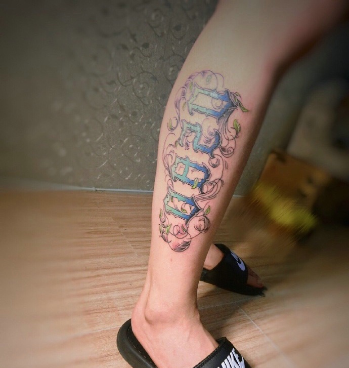 点击大图看下一张：处在小腿部的奇卡诺数字花体纹身刺青