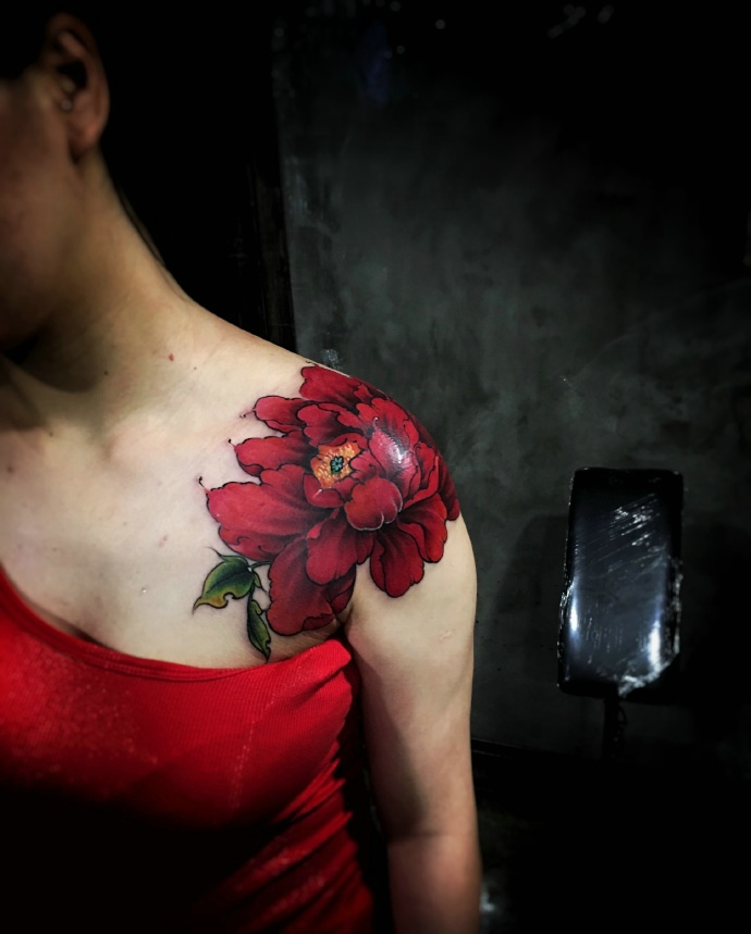 点击大图看下一张：香肩上的红玫瑰纹身刺青香气十足