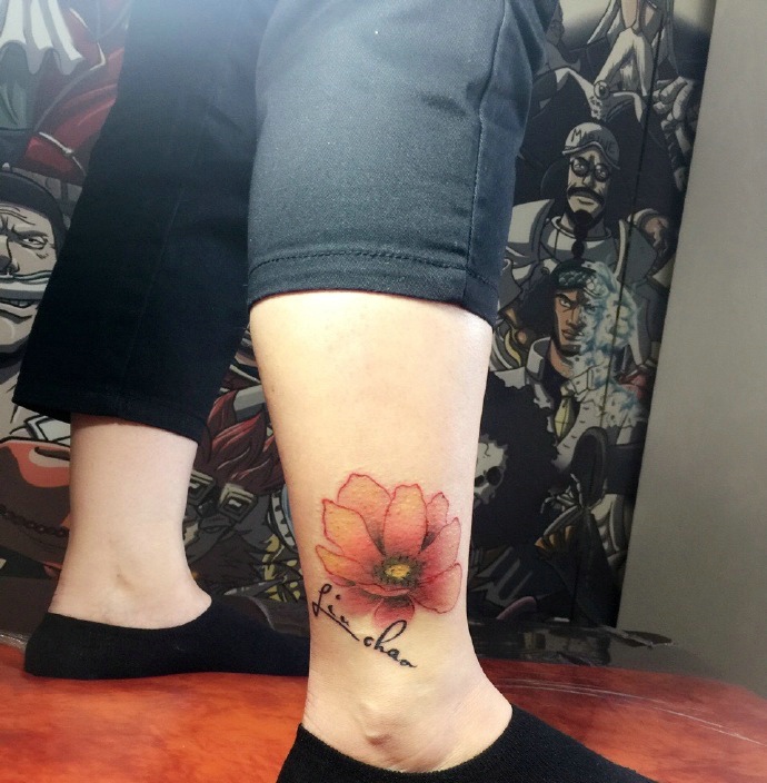 英文字母与花朵的腿部纹身刺青