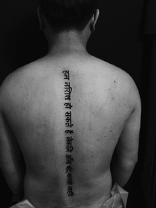 男士脊椎部的个性梵文纹身刺青