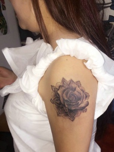 白衣女子手臂黑白玫瑰纹身刺青