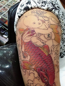 花臂红鲤鱼与小顽童结合的纹身图案