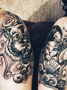 大臂黑白花妓与动物的情侣纹身图案