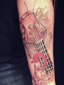 热爱音乐的年轻人花臂吉他纹身图案