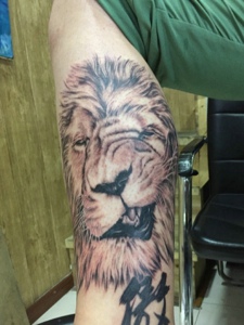 包小腿黑白狮子头纹身图案十分可怕