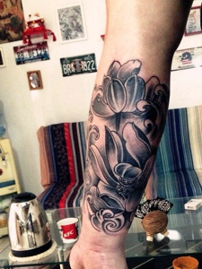 精致好看的手臂黑白莲花纹身图案