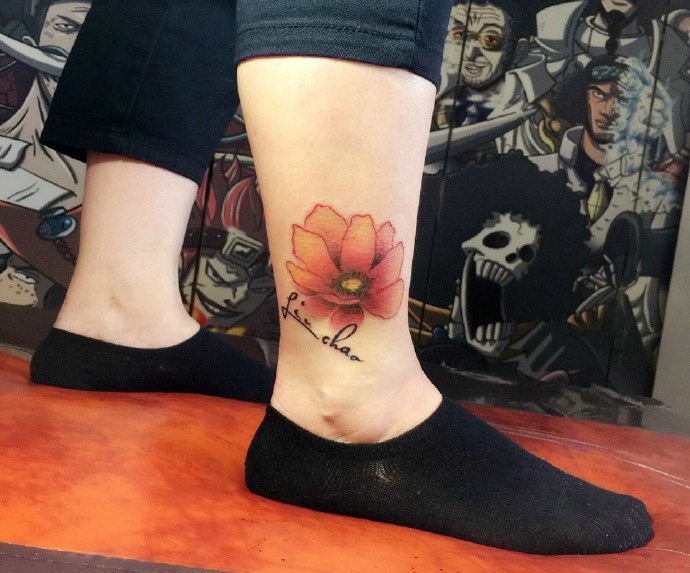 点击大图看下一张：英文字母与花朵的腿部纹身刺青