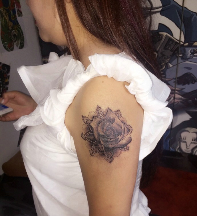 点击大图看下一张：白衣女子手臂黑白玫瑰纹身刺青