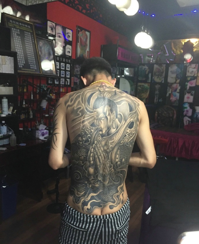 点击大图看下一张：遮盖整个背部的黑白二郎神纹身图案