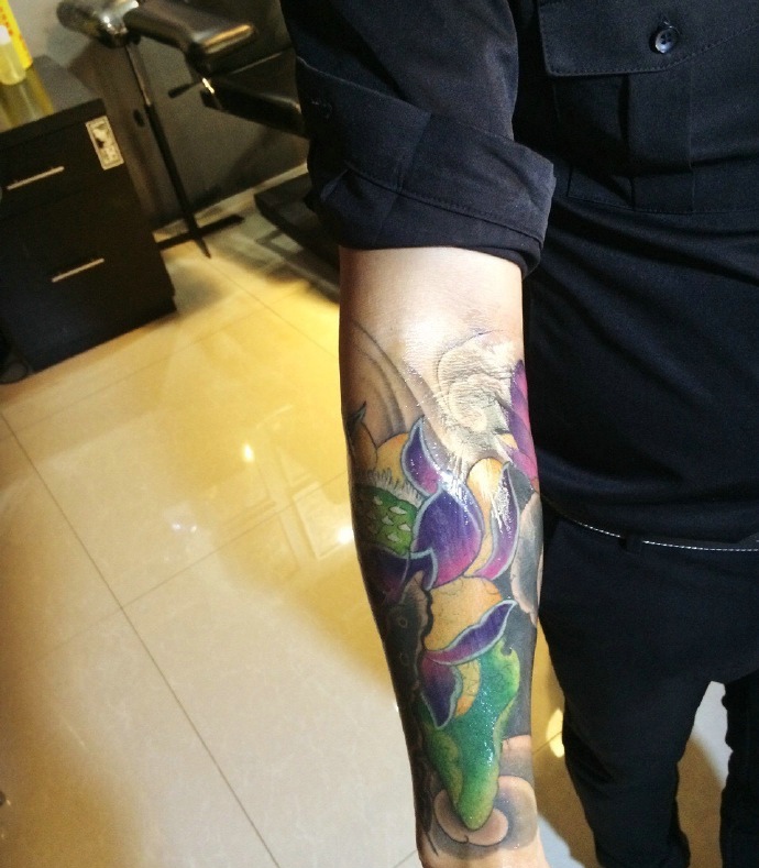 点击大图看下一张：颜色惊艳的花臂莲花纹身图案