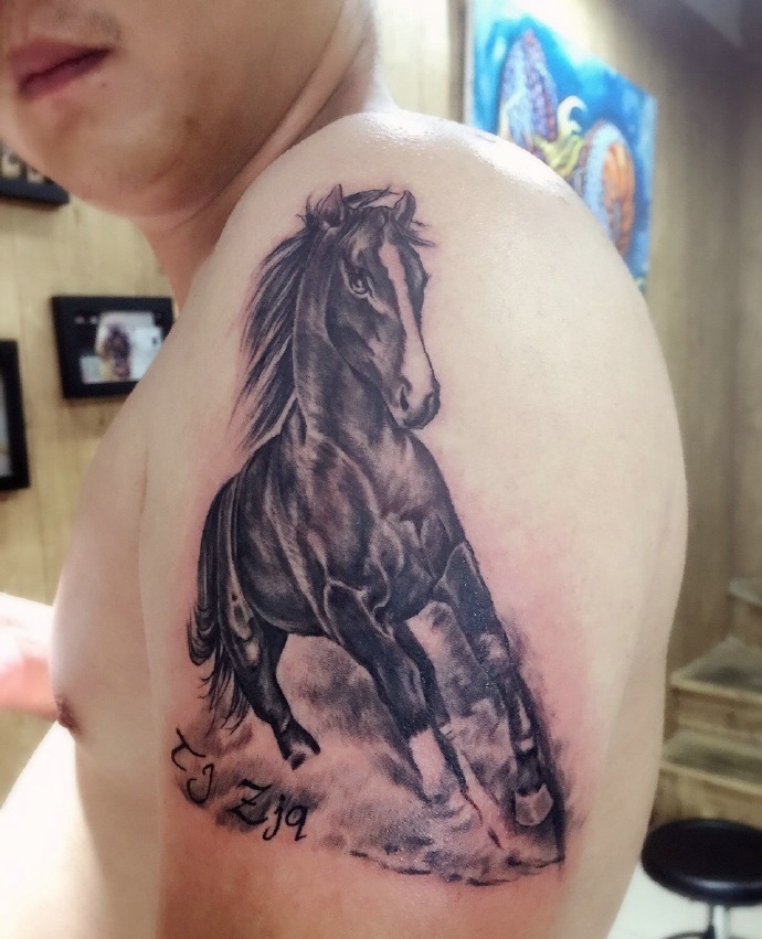 点击大图看下一张：大臂一匹骏马纹身图案自由奔跑