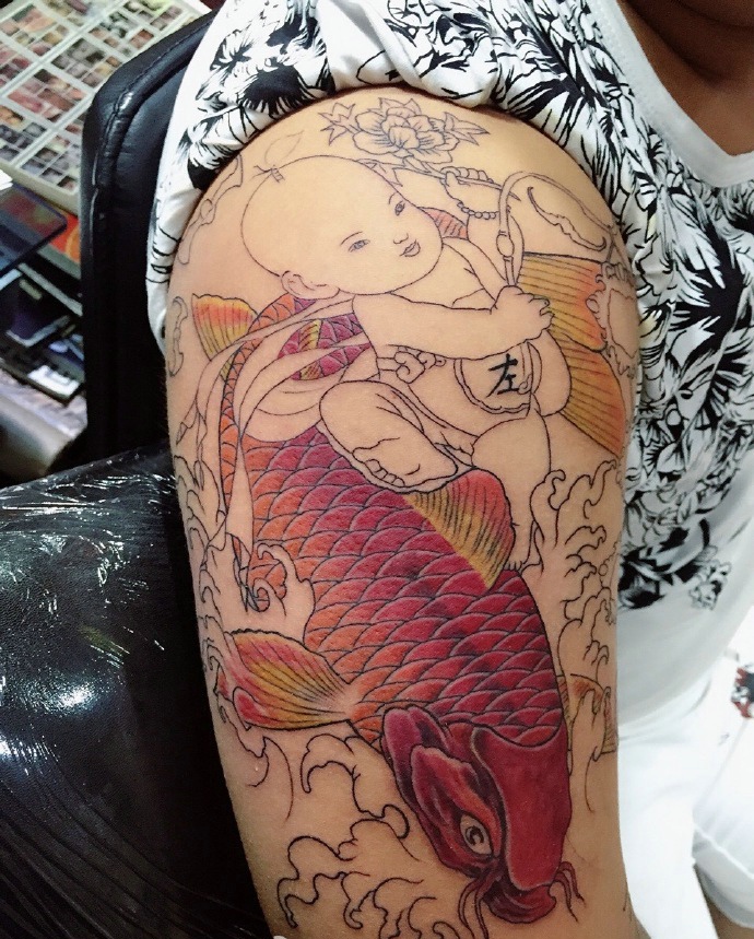 点击大图看下一张：花臂红鲤鱼与小顽童结合的纹身图案