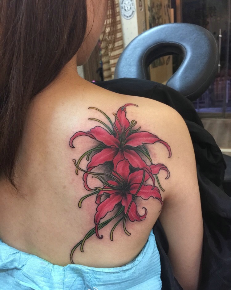 点击大图看下一张:时尚而唯美的后背彼岸花纹身图案