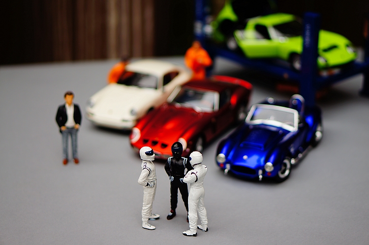 点击大图看下一张：香车美人微型车展