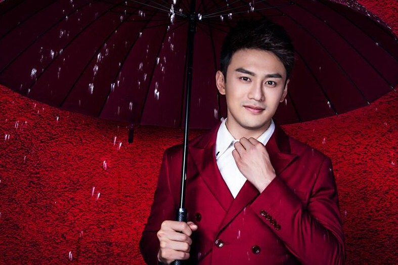 点击大图看下一张:田牧宸帅气红色西装男生图片