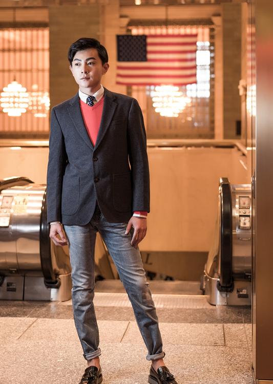 点击大图看下一张:张皓然漫步纽约街头 优雅帅气两不误