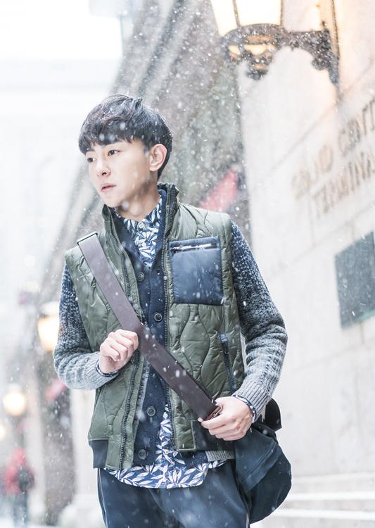 点击大图看下一张:张皓然漫步纽约街头 优雅帅气两不误