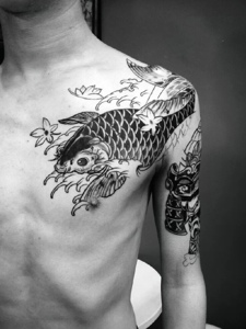 80后胸前清晰的半甲鲤鱼纹身图案