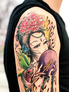 大臂一枚精致的花妓纹身图案