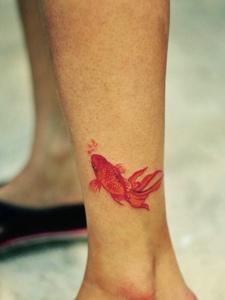 停留在小腿部的小金鱼纹身图案
