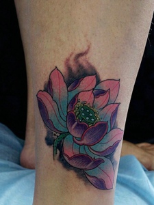 落在小腿部的色彩鲜艳的莲花纹身图案