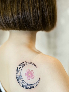短发女生后背好看的月亮与花瓣纹身刺青