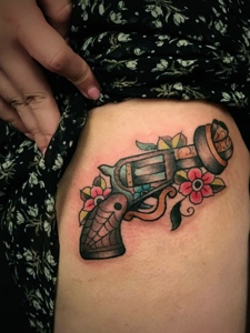 落在女生腿部彩色水枪纹身图案