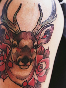 大臂颜色鲜艳的玫瑰小鹿纹身图案
