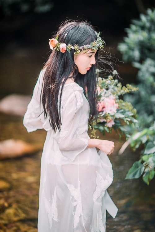 点击大图看下一张：水边的阿狄丽娜