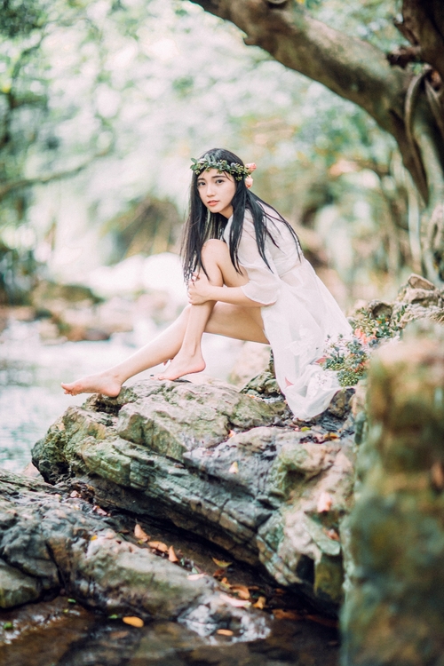 点击大图看下一张：水边的阿狄丽娜