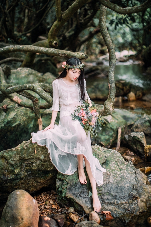 点击大图看下一张:水边的阿狄丽娜