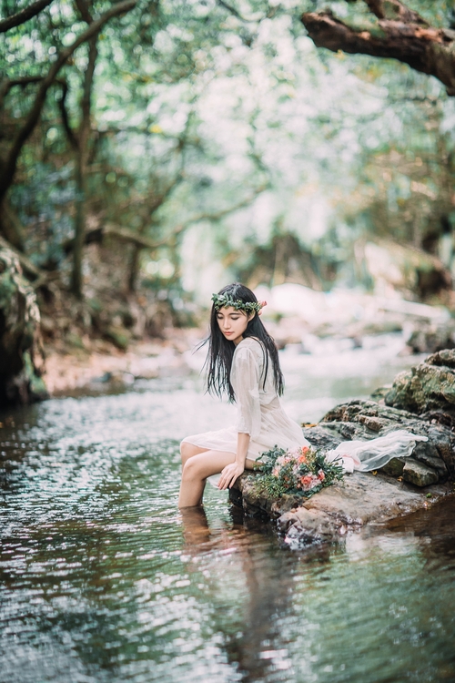 点击大图看下一张:水边的阿狄丽娜