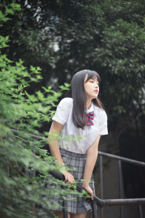 点击大图看下一张:在学校里散步才是正经事