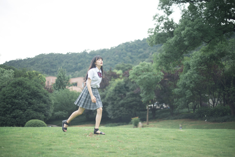 点击大图看下一张:在学校里散步才是正经事