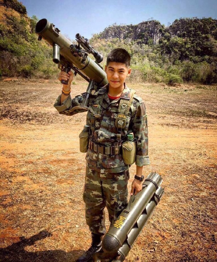 点击大图看下一张:帅气的兵哥哥