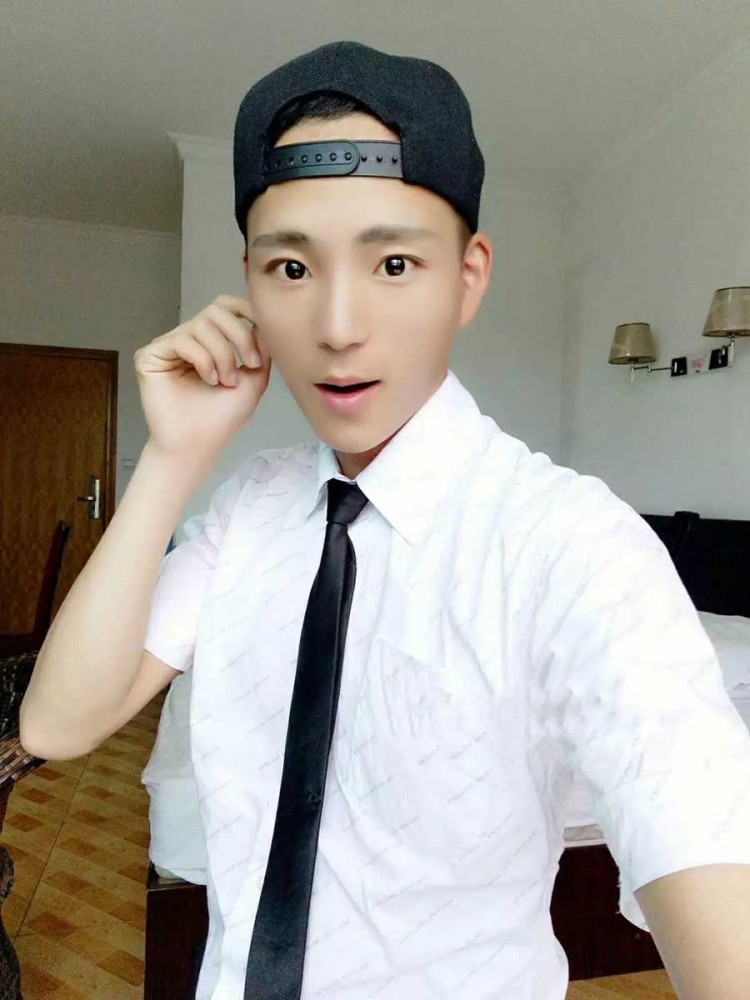 点击大图看下一张：网络红人少公子key照片