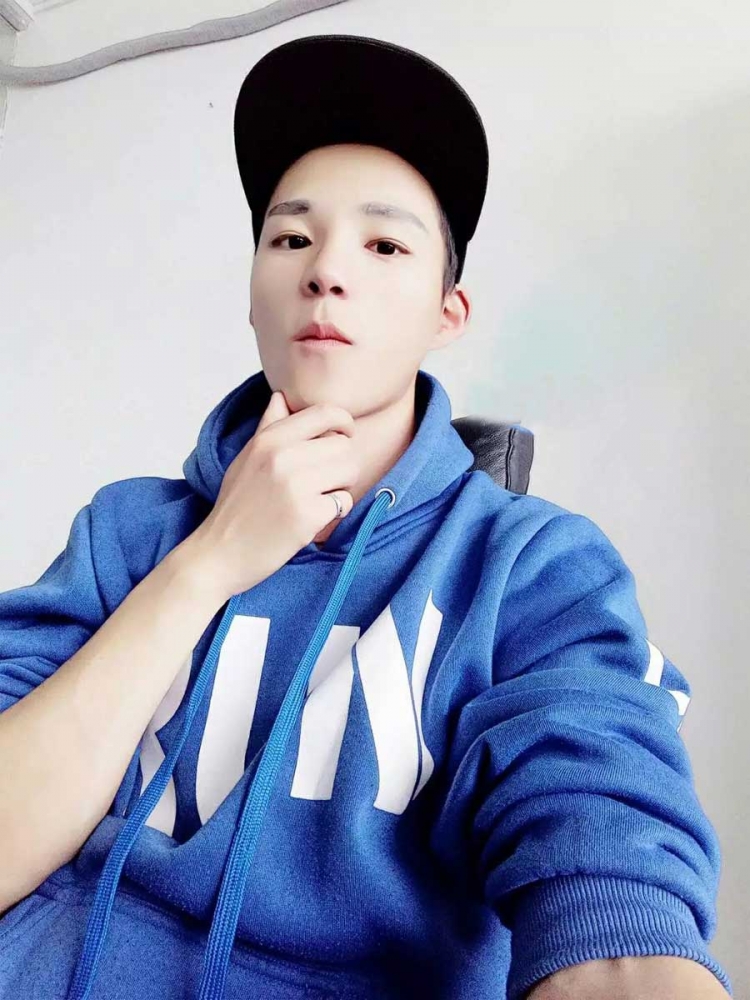 点击大图看下一张：网络红人少公子key照片