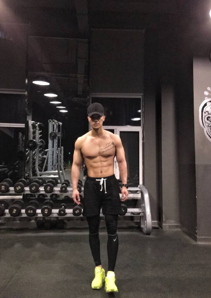 点击大图看下一张:型男王野大秀腹肌实力型男写真