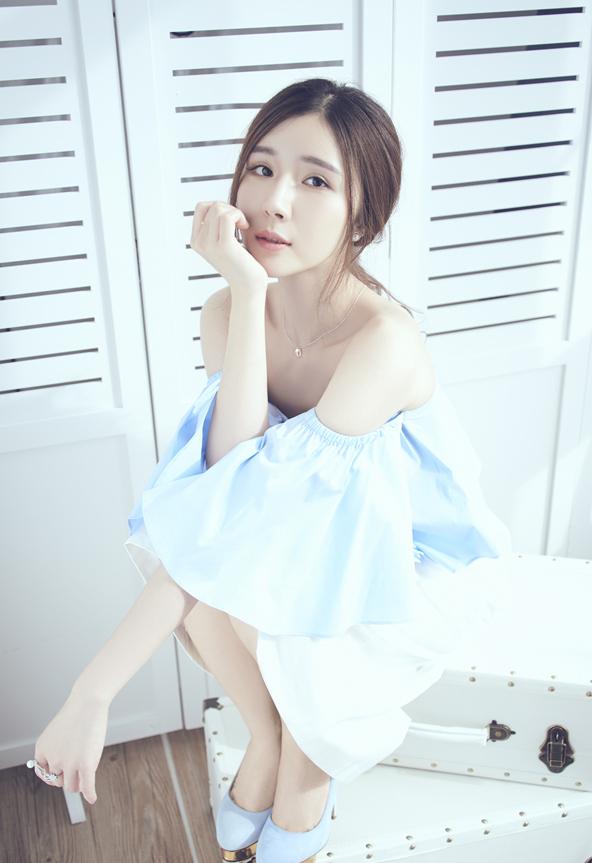点击大图看下一张:方安娜夏日写真曝光 清新温婉沁人心脾