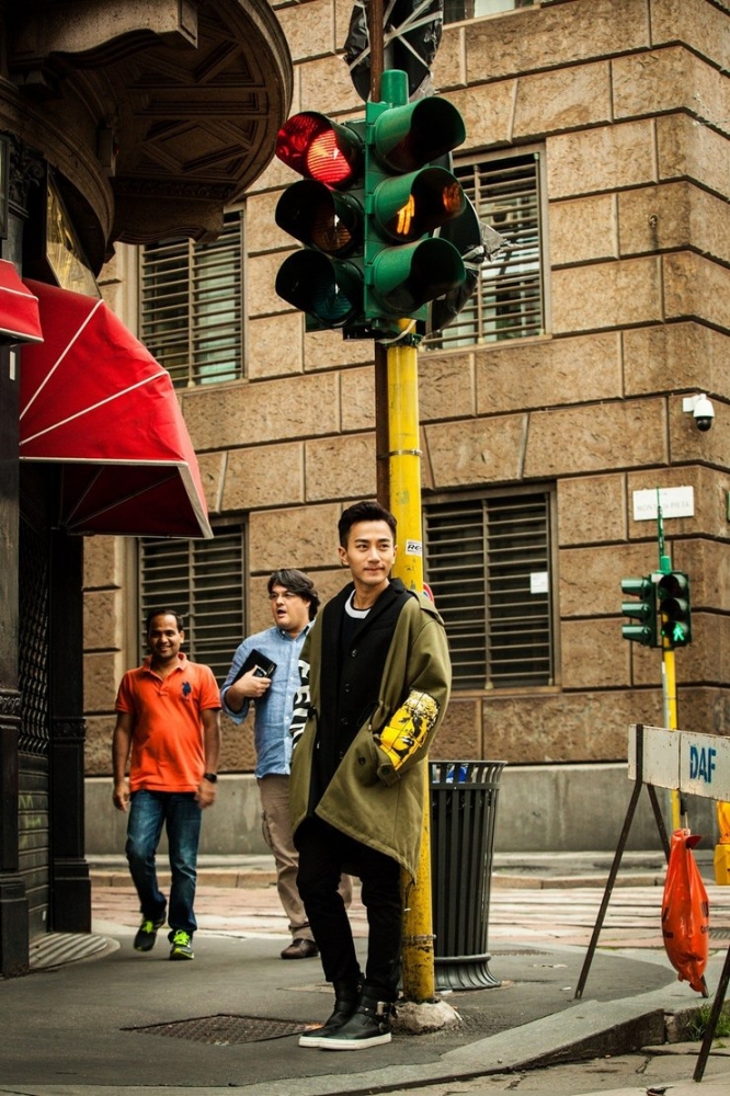 点击大图看下一张：刘恺威米兰男装周帅酷街拍