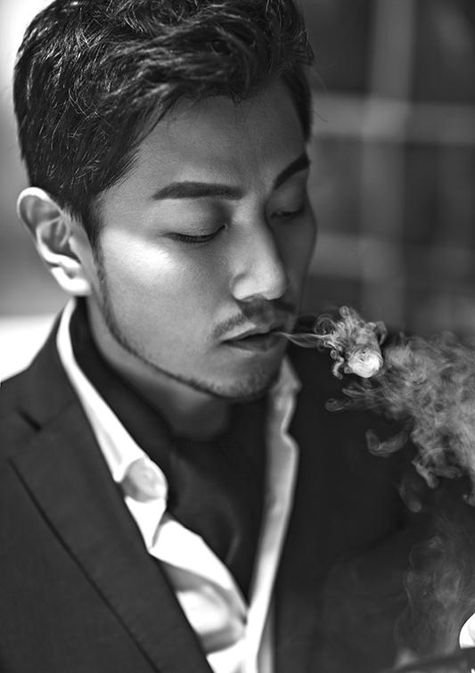 点击大图看下一张:张洪睿曝黑白写真 手拿烟斗尽显男人味