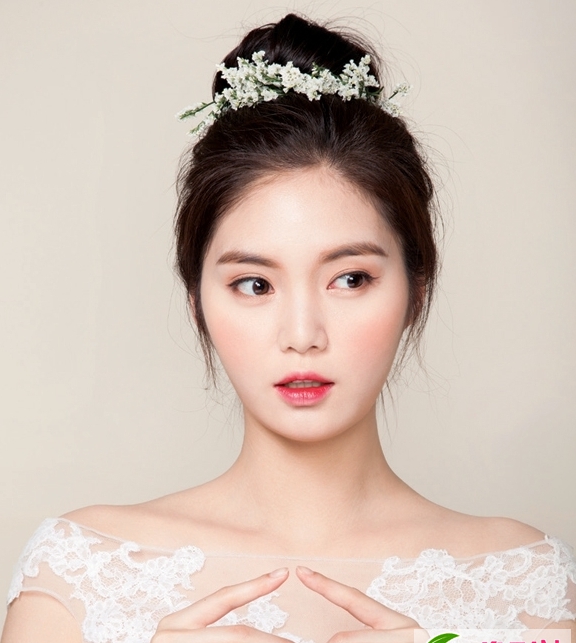 点击大图看下一张：2016韩国新娘妆发 韩范时尚新娘发型图片