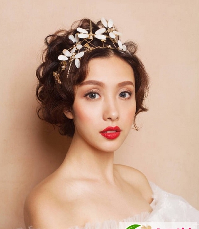 点击大图看下一张：贵族新娘发型 宫廷风经典新娘发型