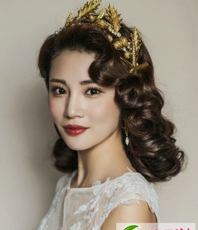 点击大图看下一张：贵族新娘发型 宫廷风经典新娘发型