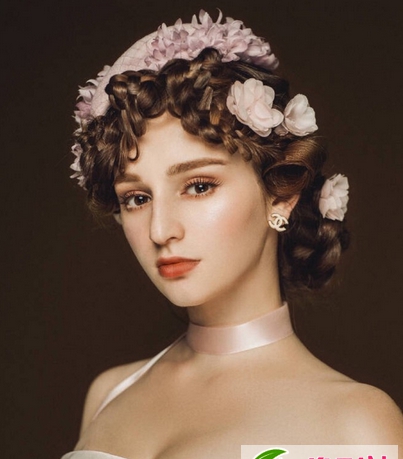 点击大图看下一张:贵族新娘发型 宫廷风经典新娘发型