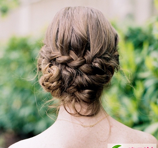 点击大图看下一张：经典西式婚礼新娘发型大全