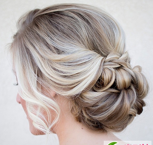 点击大图看下一张:经典西式婚礼新娘发型大全