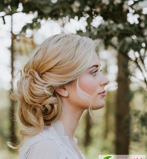 点击大图看下一张：新娘婚礼发型 西式时尚新娘妆发图片